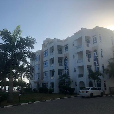 Almasi Oceanfront Nyali Apartment Mombasa Exterior photo